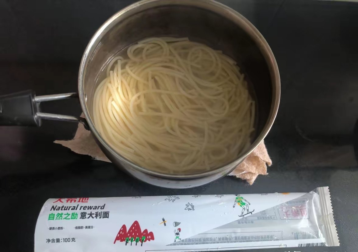 买牛排的时候，赠送了一袋意面，我想不能浪费，就煮着吃了。​没想到煮了20分钟，也