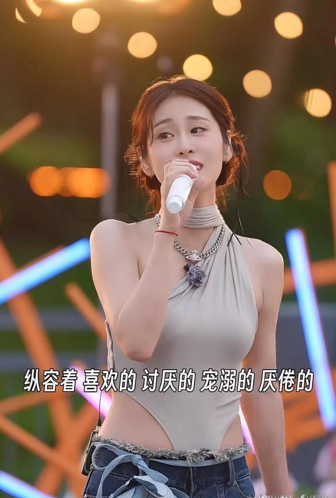 谁给张碧晨安排的衣服，一言难尽，怎么上厕所啊，太不方便了吧​​​