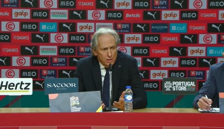 葡萄牙主帅热苏斯这话说得挺实在的，他说C罗必须自己决定未来，这事儿就是个误会，而