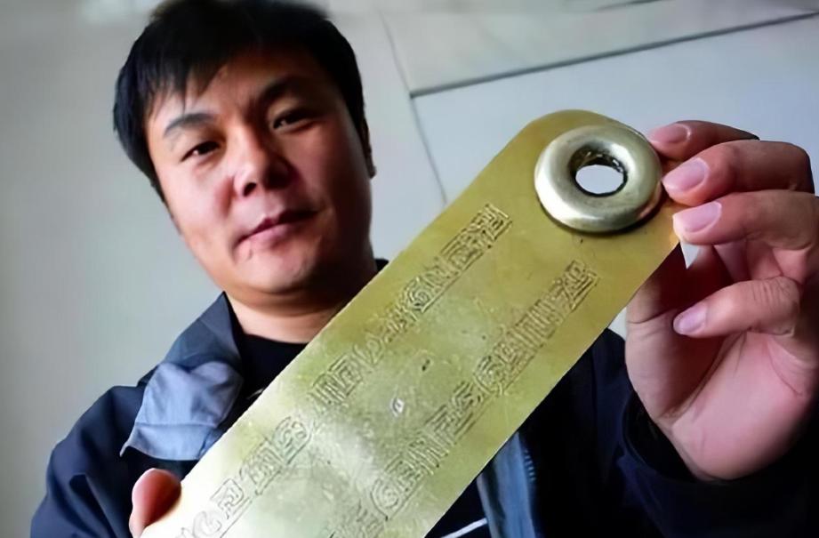 1999年，内蒙古一男子被债主追债，无路可逃时，突然想起父亲说过：有困难时，地窖
