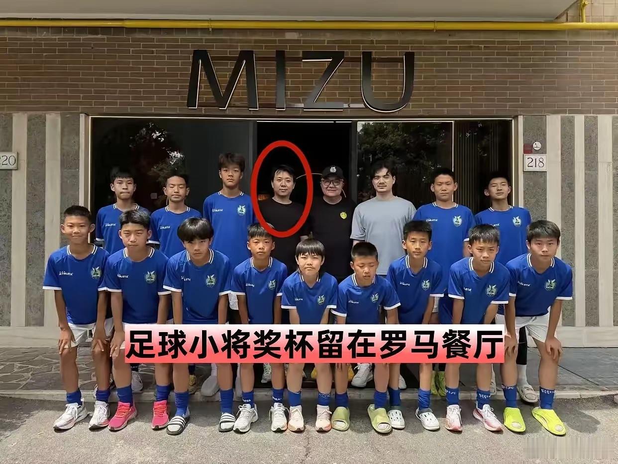 赛前王老板请孩子们吃家乡饭、扛冰桶助威，董路玩笑说"拿了冠军奖杯就放你店里"——