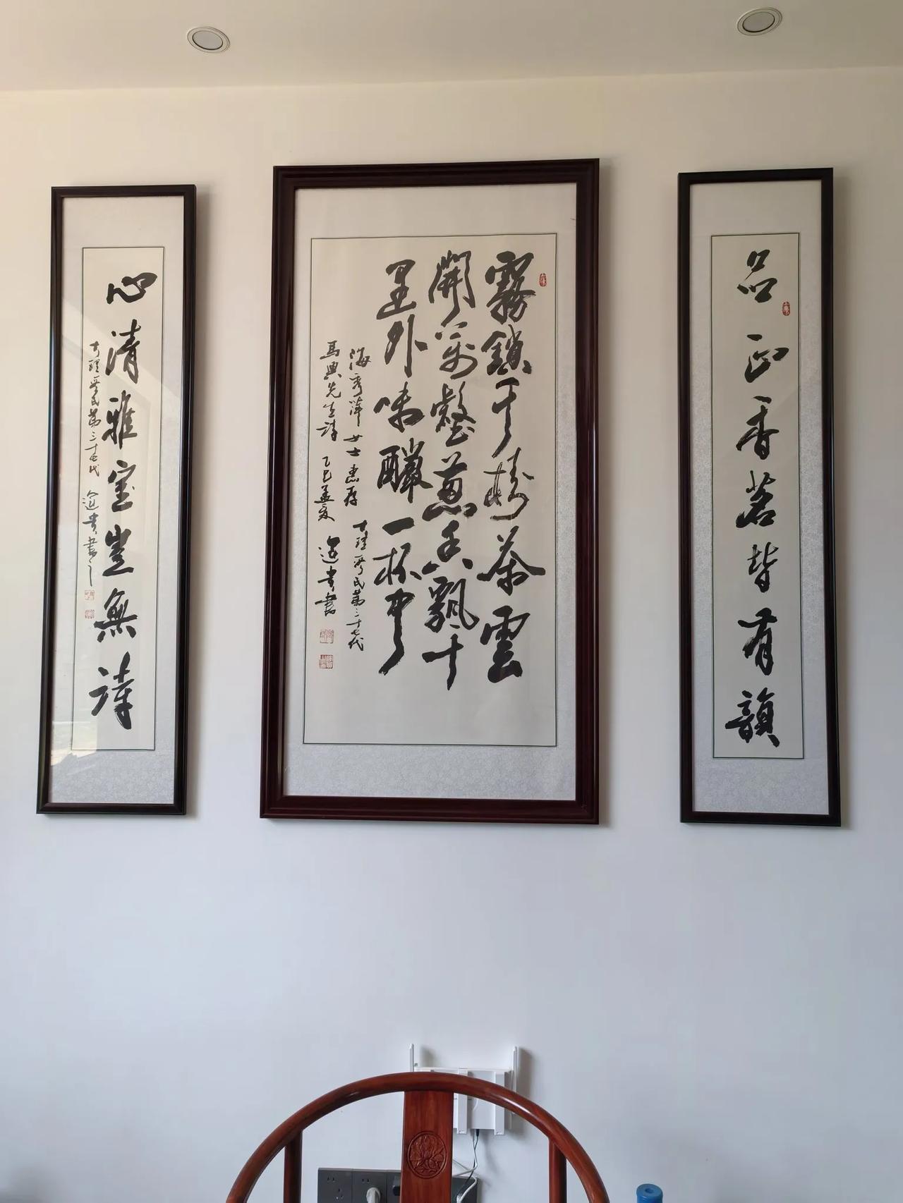 友人赠送的书法牌匾，我才疏学浅认不得，请书法界大师翻译一下为感！[作揖][作揖]