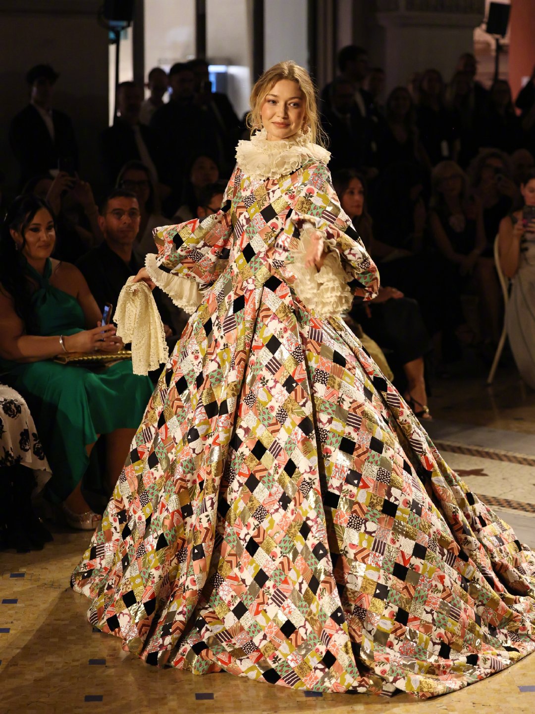 2026#VogueWorld米兰#——两套造型走秀的GigiHadid，美国大甜妞形象的代表人物，