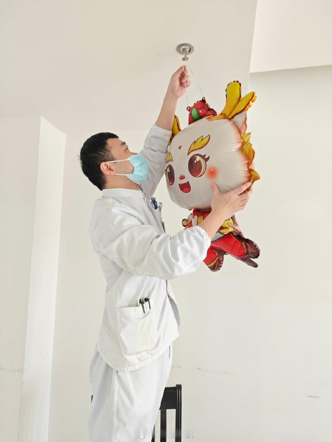 宁波男护士15年坚守守护病患宁波大学附属康宁医院精神科男护士金建刚，已在岗位坚