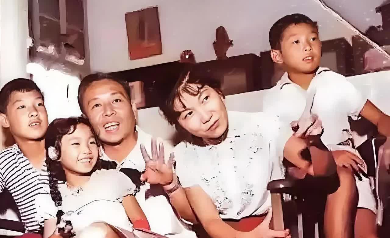吴祖光新凤霞夫妇，与儿子吴欢、吴钢和女儿吴霜的亲情合影。