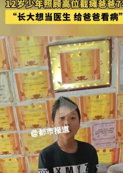 看哭了！河南周口街头，12岁男孩正麻利地给蔬菜称重，轮椅上的父亲胸前挂着块旧毛巾