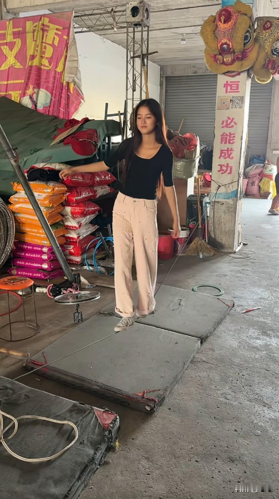 明明可以靠脸吃饭，非得靠技术