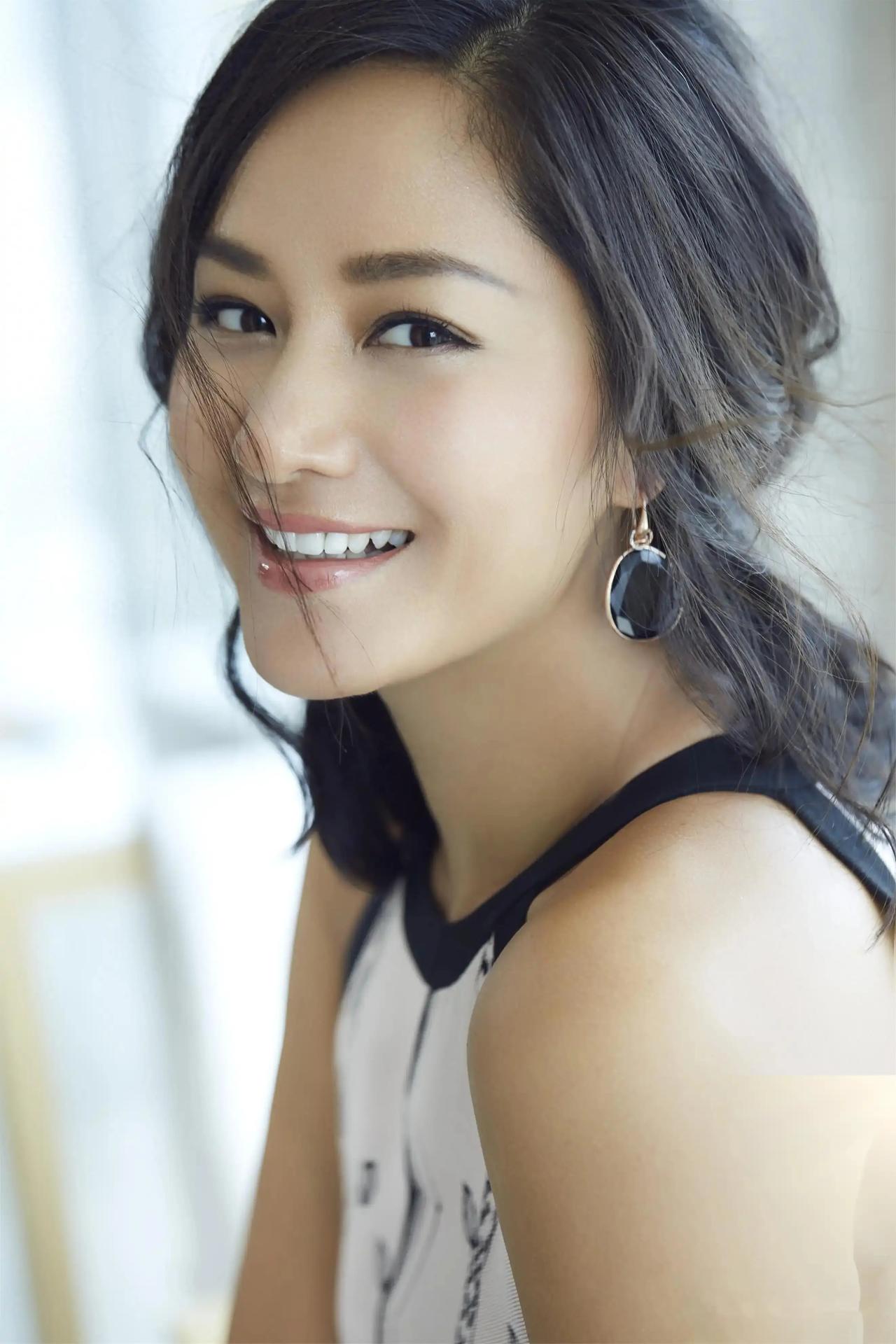 53岁的瞿颖，打碎了所有人的“意难平”。她没嫁胡兵，没生孩子，却在清迈，给一个外
