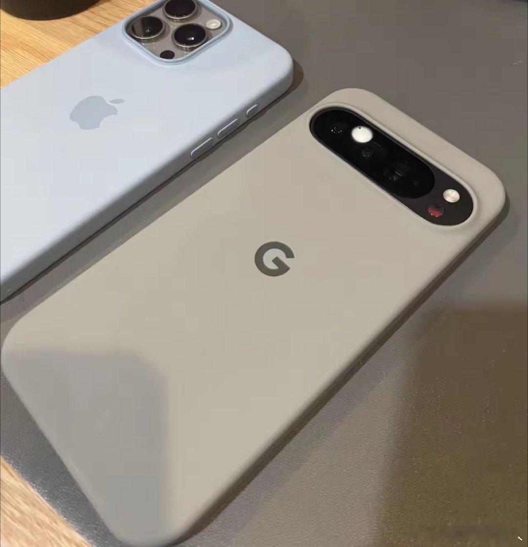 黄仁勋竟然没有选用iPhone，反而是使用GooglePixel手机。他给出
