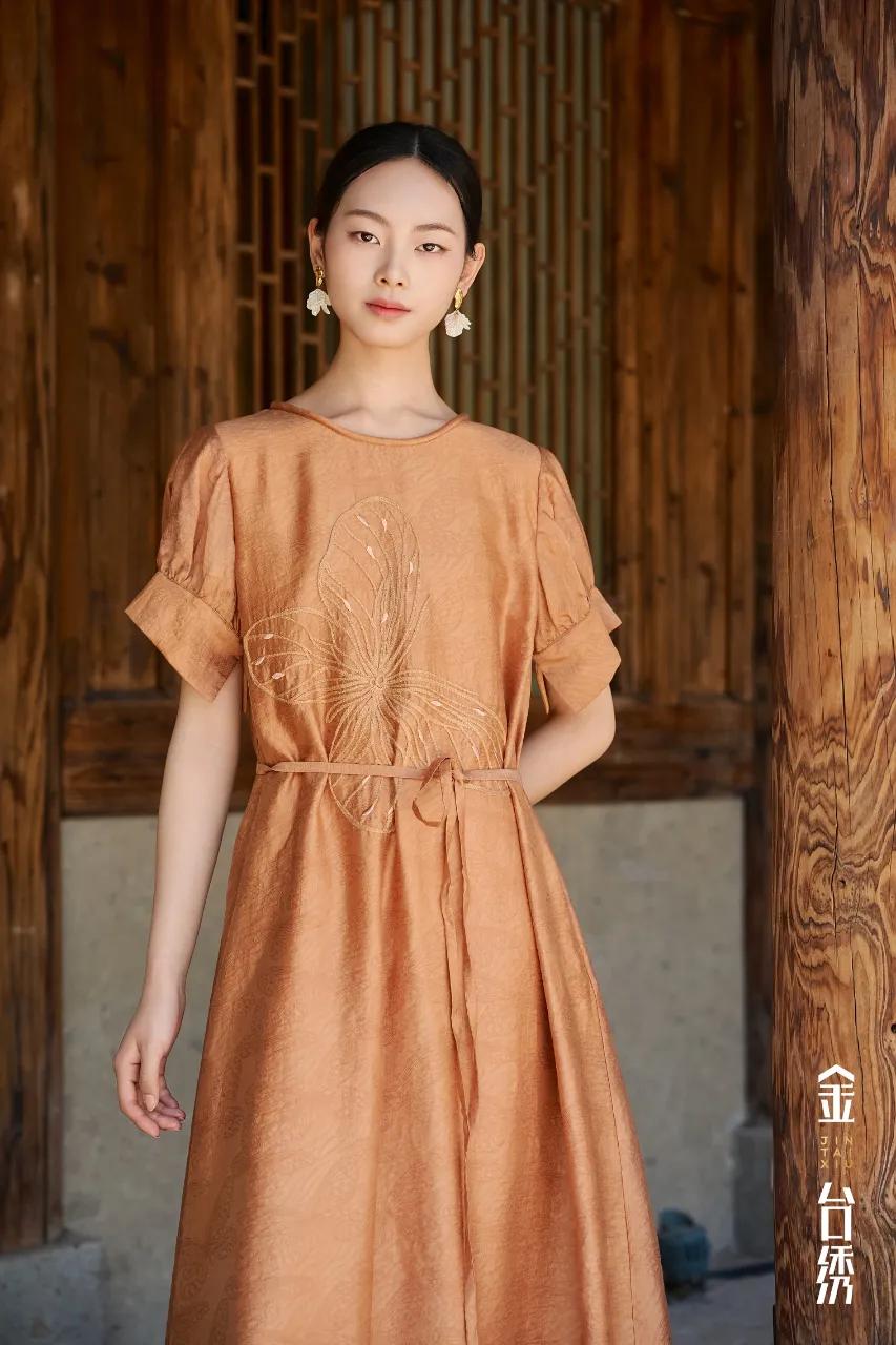 酿夏息晴日柔和，捕捉明媚光影蝶影盈袖，穿行于花与风连衣裙如何穿“连衣裙”才