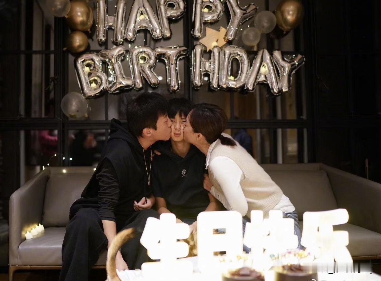 等等是在爱里长大的孩子，也是被孙俪邓超亲到大的孩子，每次脸都要被亲变形了。