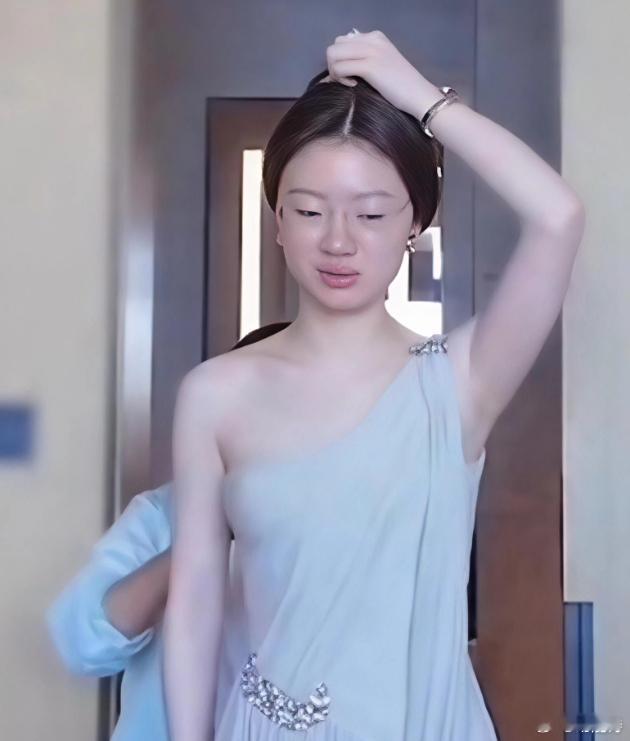 单依纯大方展示素颜这应该是女明星里，少有的以真素颜示人的吧？​​​素颜