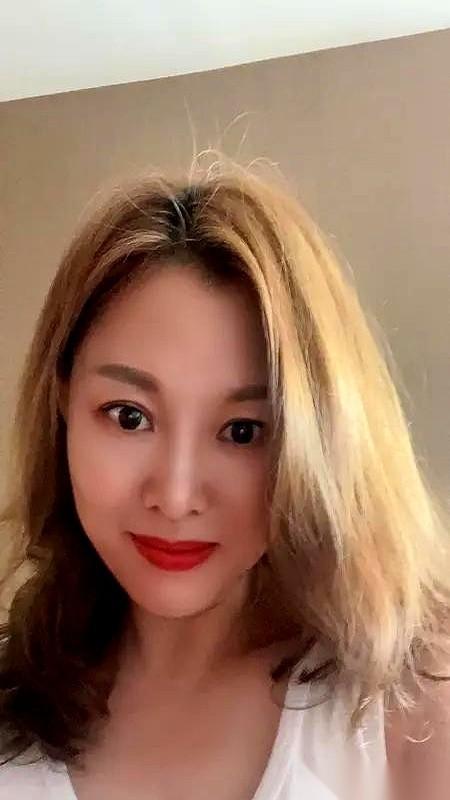 超市里，我看见了他们俩。静姐，还有那个叫陆军的男人。俩人正推着一辆购物车，在挑