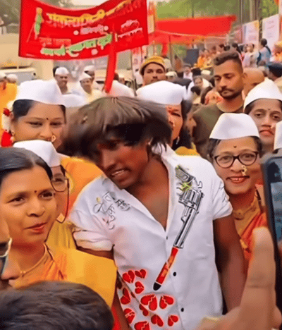 据说，这位帅哥是被评为“印度最英俊”的男人可是，上看下看，左看右看，就是没看