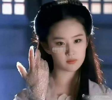据说当年这部剧刘亦菲的手套，是她妈妈用透明银丝线纸织出来的