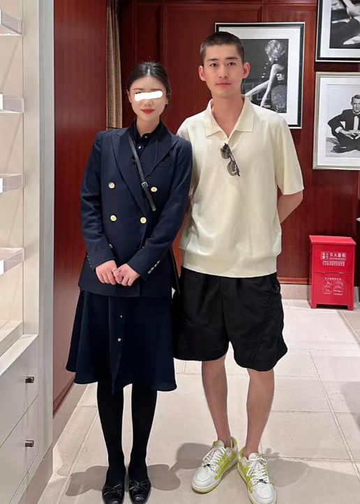 张翰寸头新造型曝光，但是没想到他腿这么细