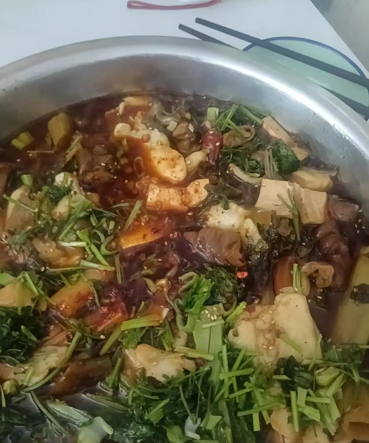 四川很多人都不认识这道菜吧！朋友请到她家吃饭，说是给我做她最拿手的鱼给我吃，我知