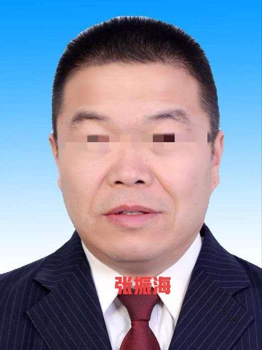 “就你也配劫机？”愤怒的机长一脚将劫机犯踹下飞机，这一脚直接导致劫机犯半身不遂，