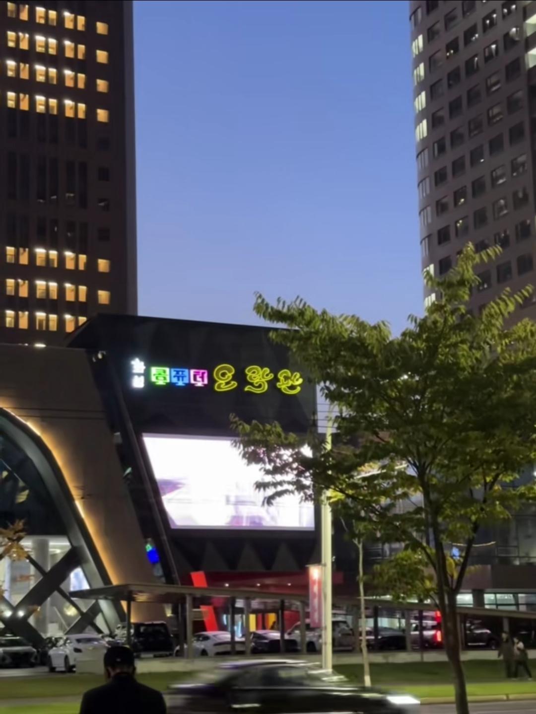 朝鲜首家网吧开业非常的火爆！价格仅需两美元一小时！没错，这个网吧是以美元进行