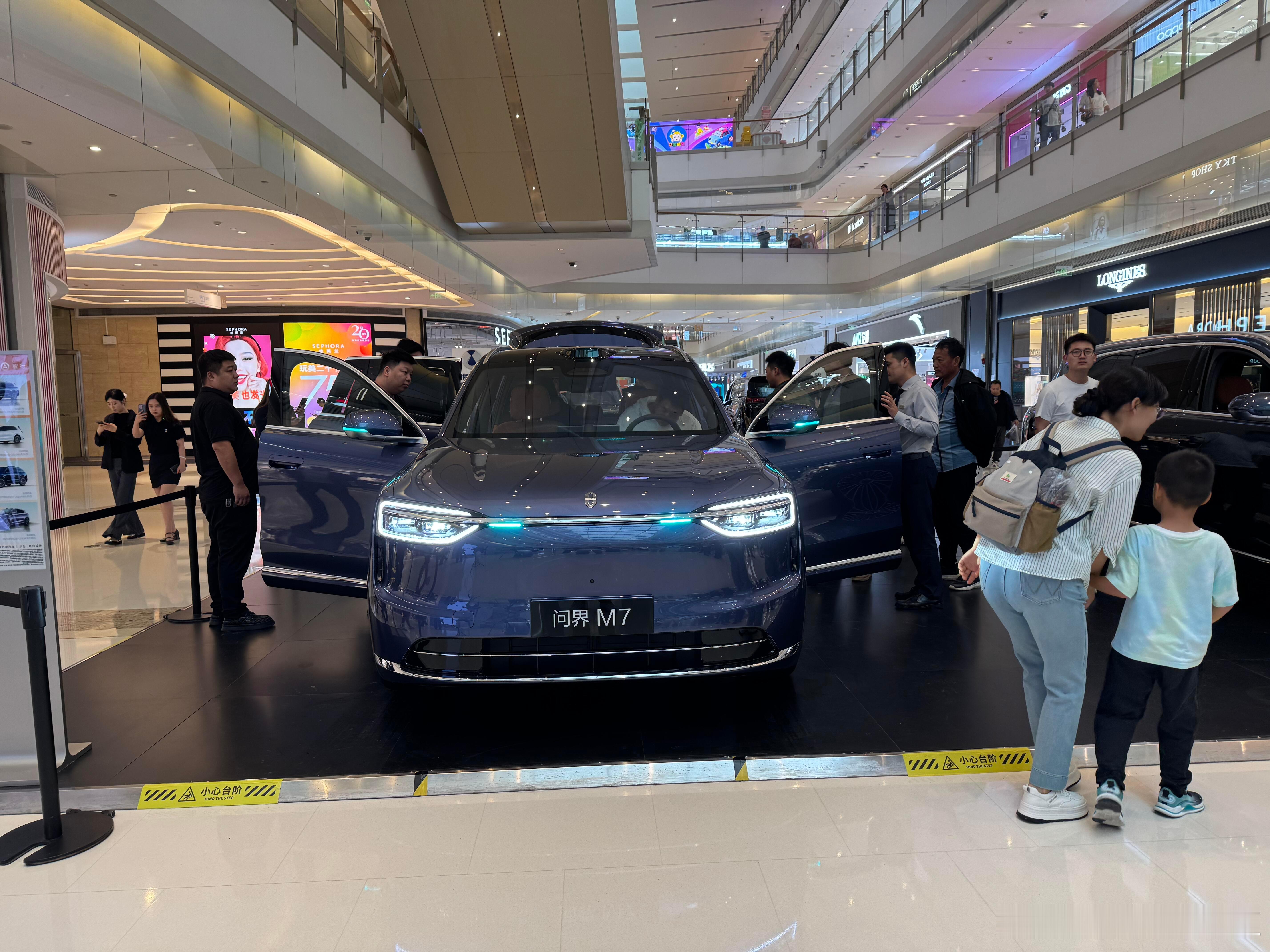 全新问界M7这人流量，官方不安排个官摄来一组火爆到店的传播都有点可惜了。新能
