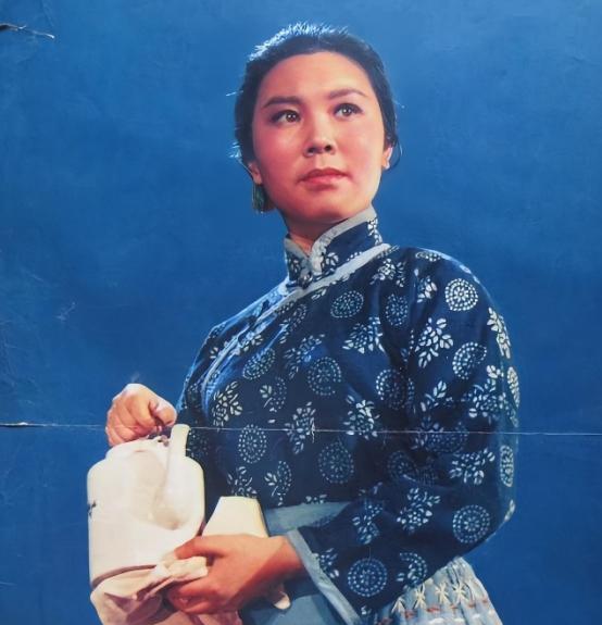 1941年，谭震林被特务拦住问话，一个挎着篮子的小媳妇走过来指着他就骂：“不就是