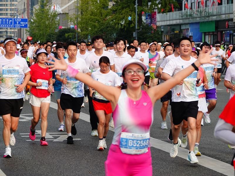 宜昌马拉松让我印象最深的，是它把城市精神和人文温度融合得超棒。赛事设计超用心，赛