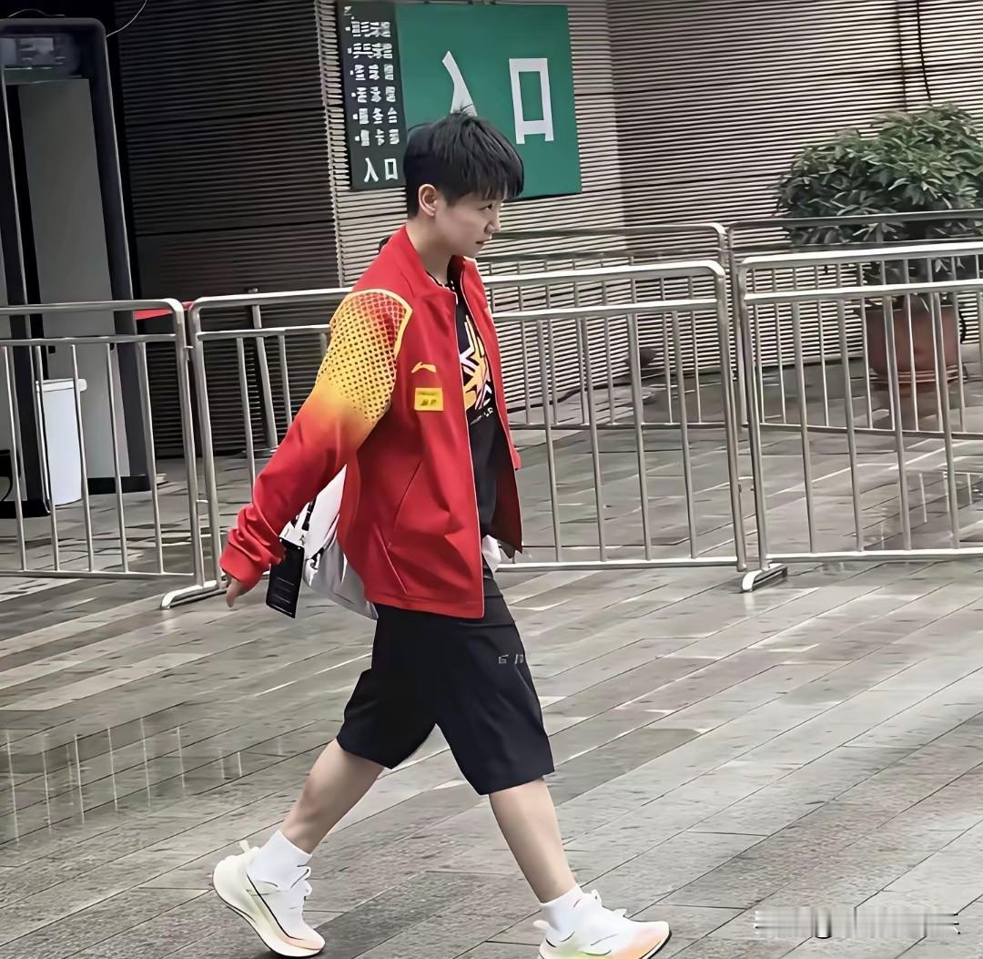 孙颖莎输一场是好事输赢是兵家常事。遗憾过后就是沉下心来找问题。为什么王曼