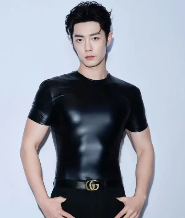 Gucci这是逮着肖战可劲的用啊他是把最难驾驭的衣服给了肖战吗？肖战穿的这黑色