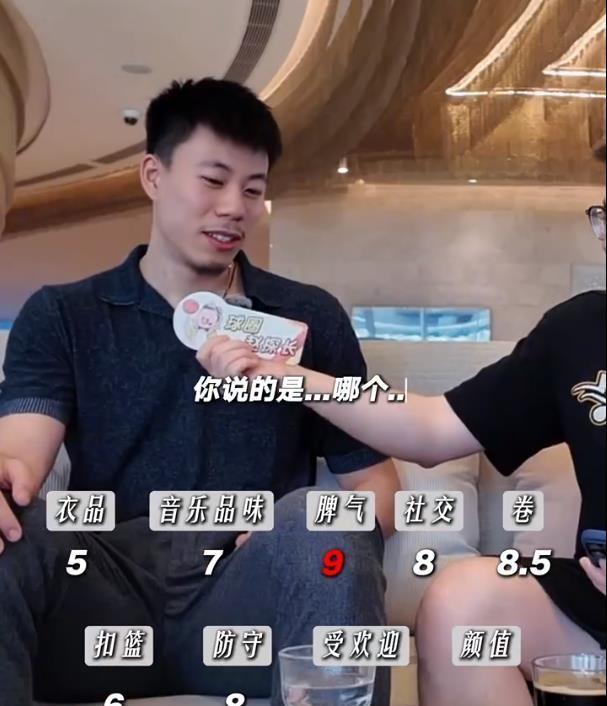被问到受欢迎程度？赵探长：全国球迷。张镇麟：全国球迷啊，及格能有吧，6分吧。