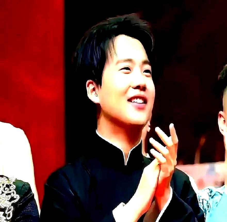 话筒怼到郭麒麟嘴边：你恨曹云金吗？他眼皮都没抬，嘴角带点笑，只说了八个字：