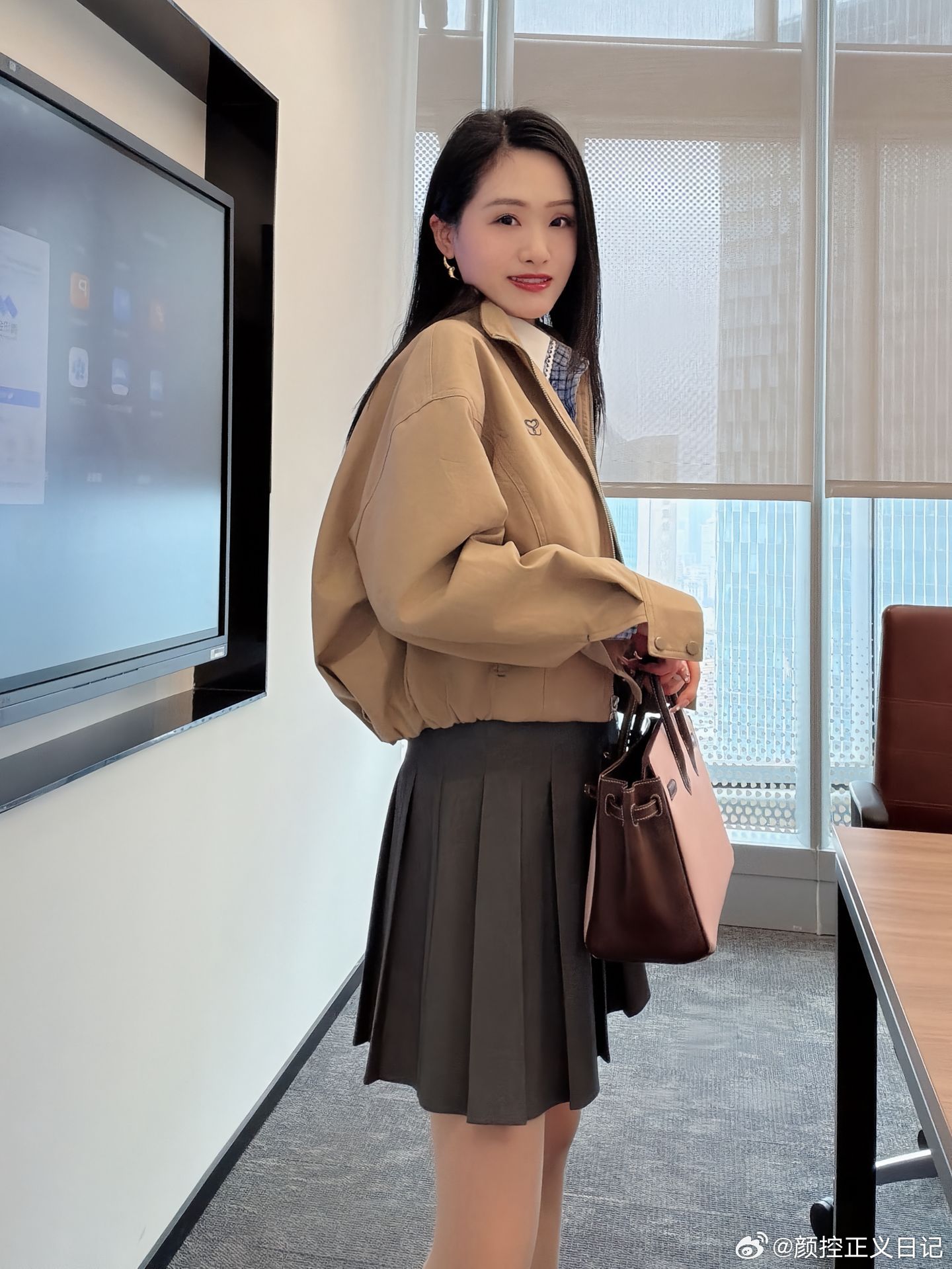 穿搭办公室白领美女绘梦长廊