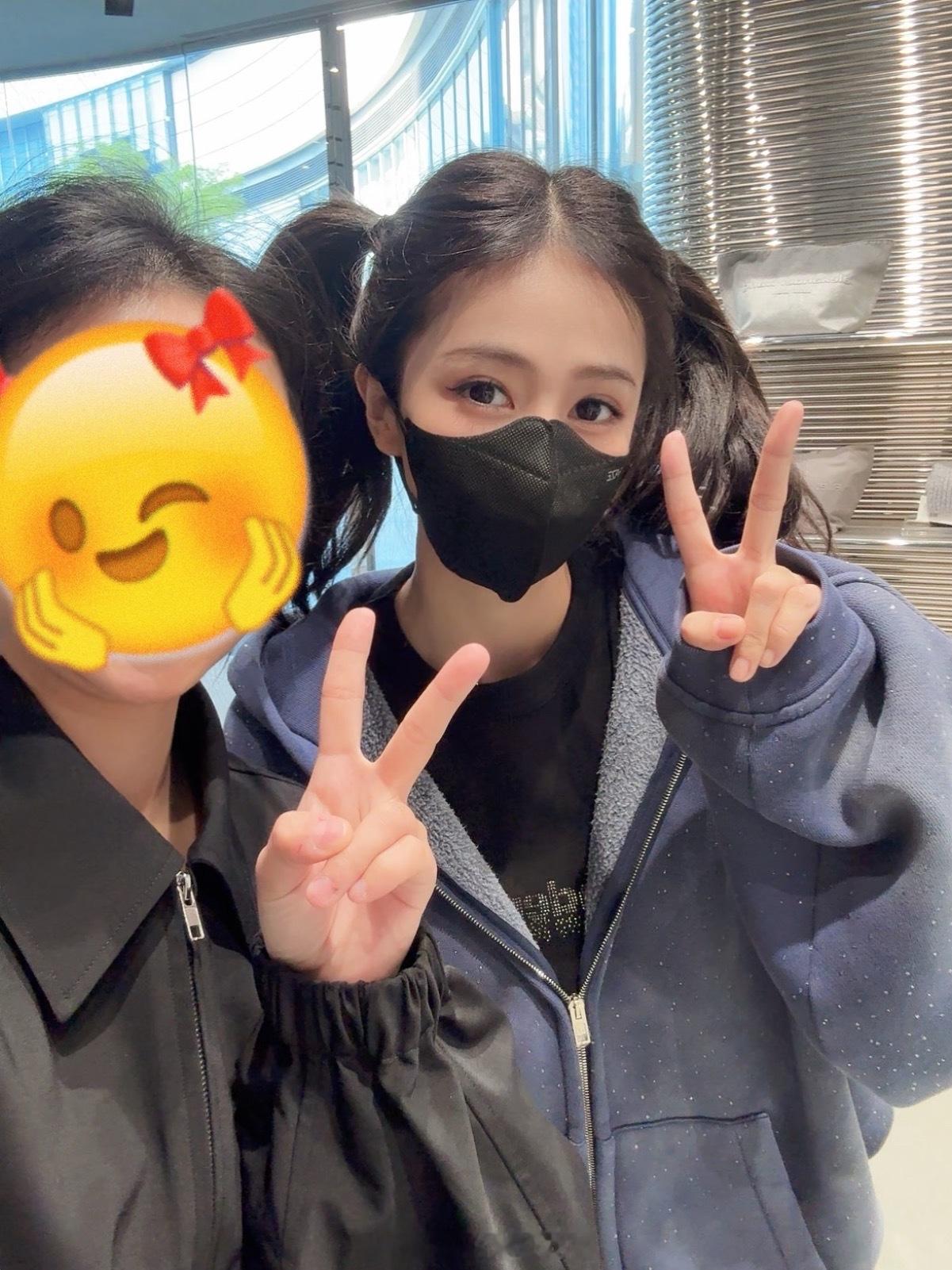 逛街被上班的店员小姐姐偶遇还拍了合照上班偶遇白鹿白鹿和店员合照