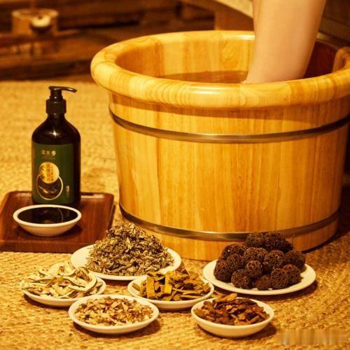 中药泡脚（外洗）调愈小儿湿疹很多人以为湿疹只涂药膏，一部分孩子，通过中药外洗泡脚