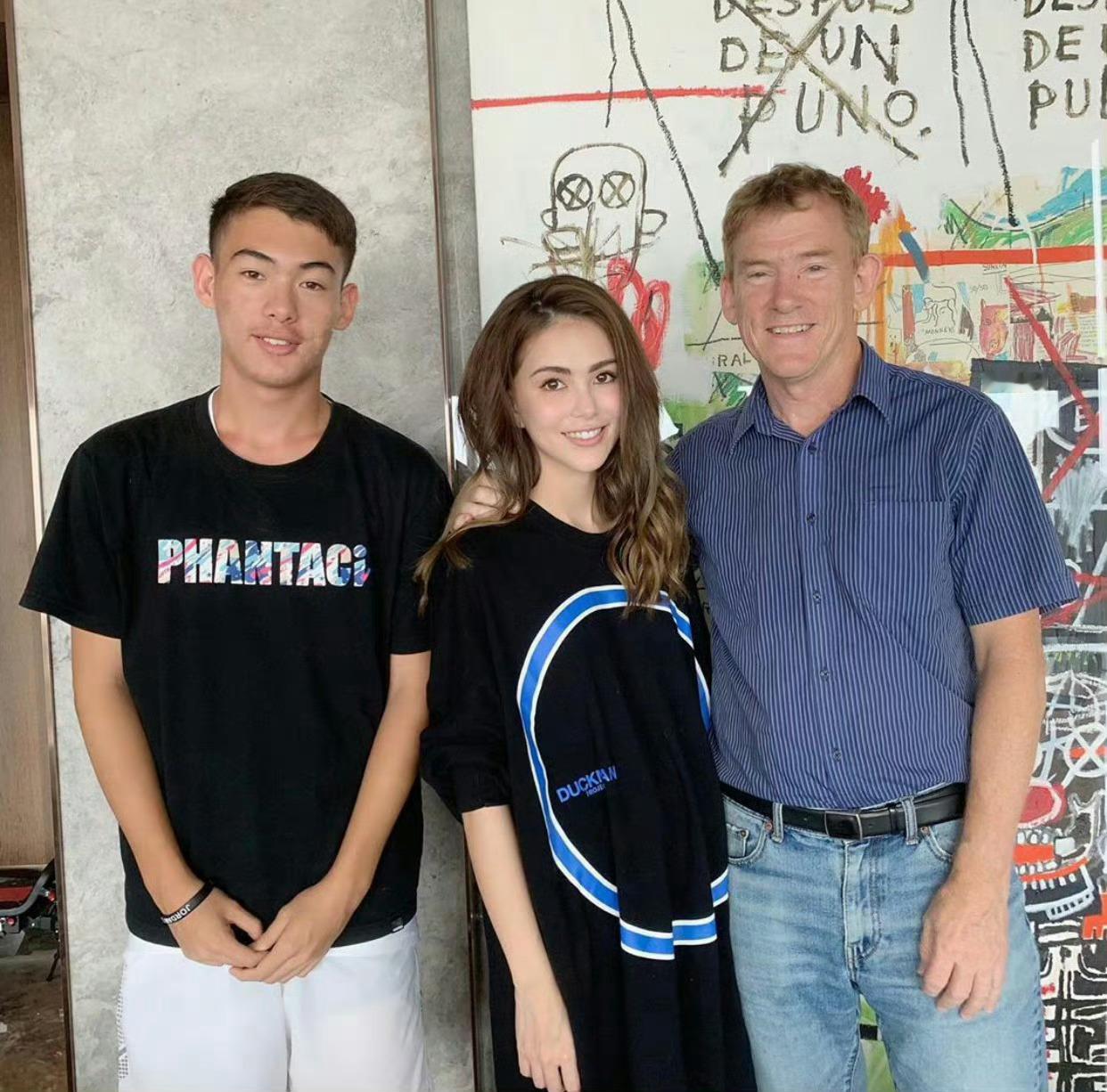 昆凌和弟弟爸爸！一家子颜值都很高