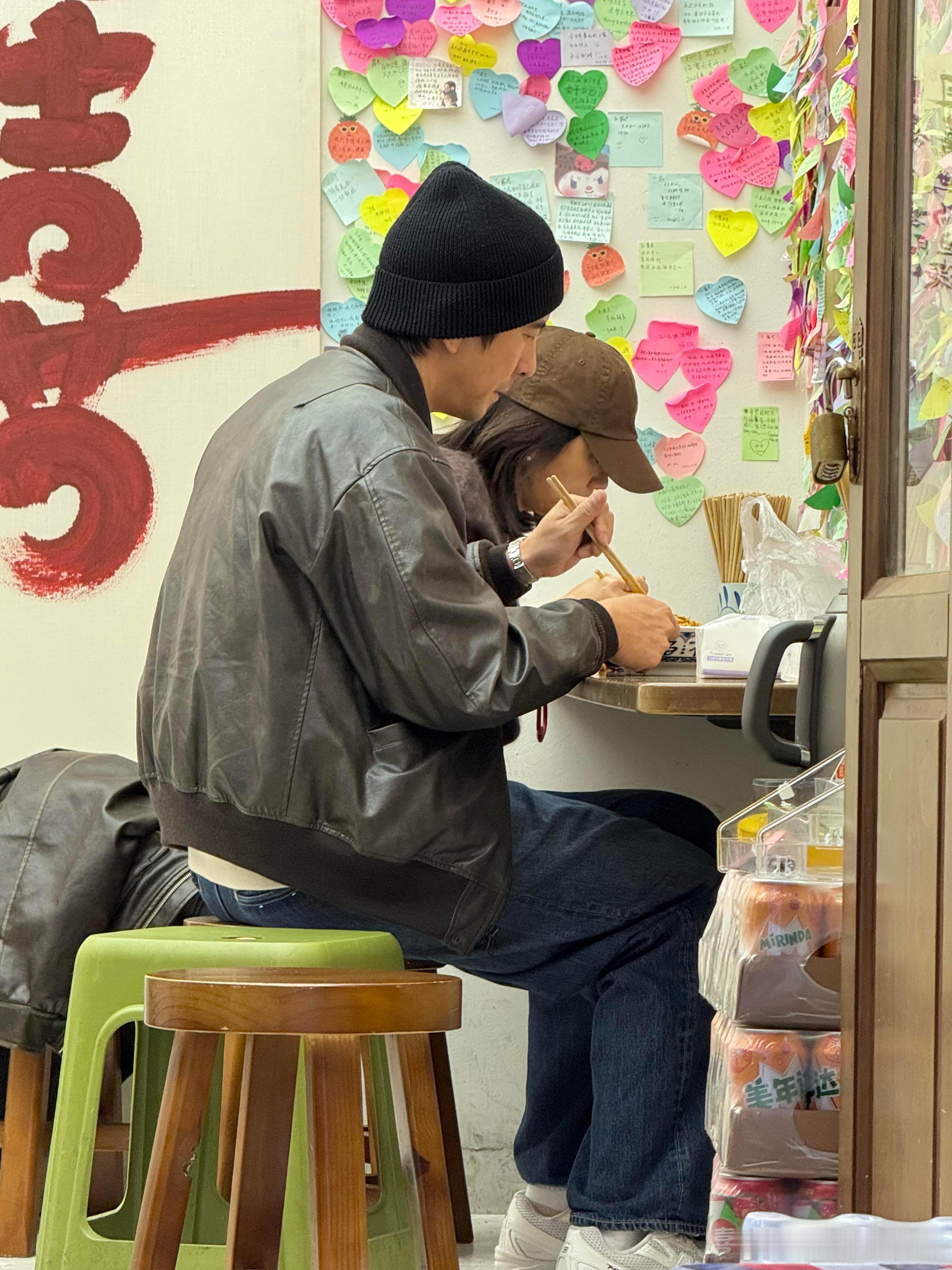 成都偶遇贾静雯修杰楷吃面成都面馆偶遇贾静雯修杰楷成都偶遇贾静雯修杰楷吃面，夫妻