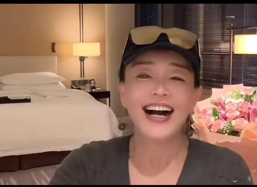 小箖箖说见奶奶要帅帅的，果然是大S亲生的。妈妈爱美，儿子要帅。才刚成都就急着去