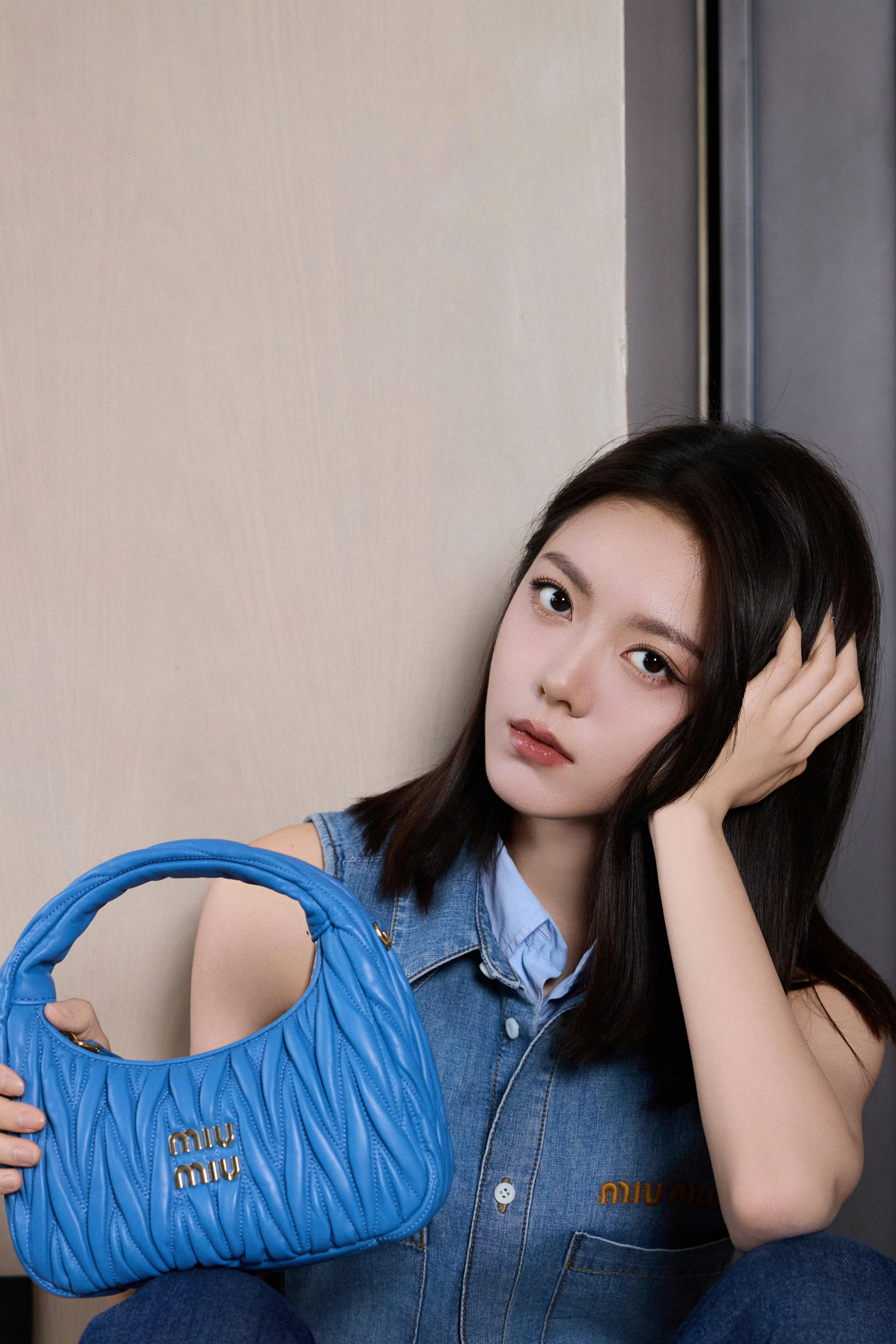 赵今麦inMiuMiu💙👖单宁服饰配Wander手袋，俏丽清新的M