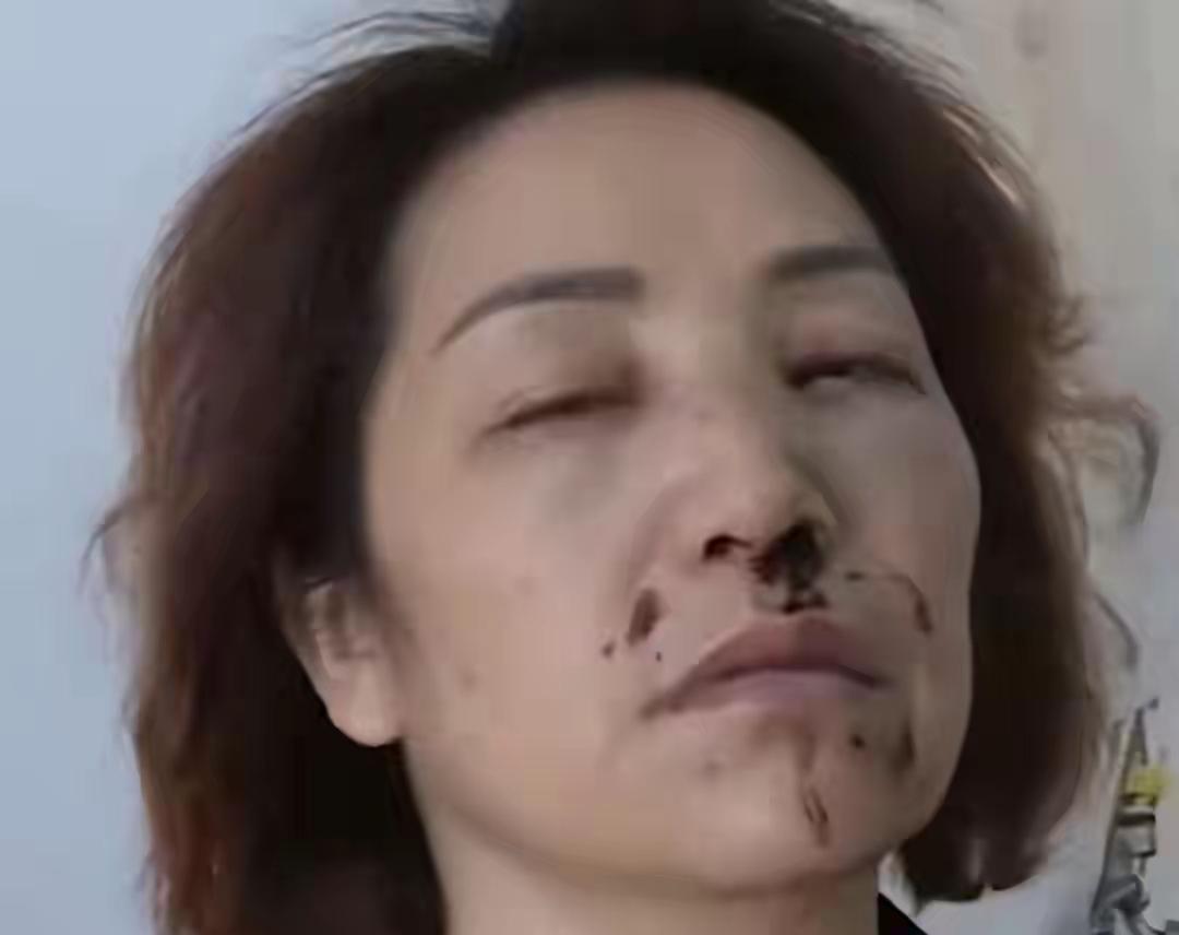 成都女子不洗手抱孙子，儿媳怒斥不卫生，儿子一拳打面中，后怎样！在这个看似平凡的
