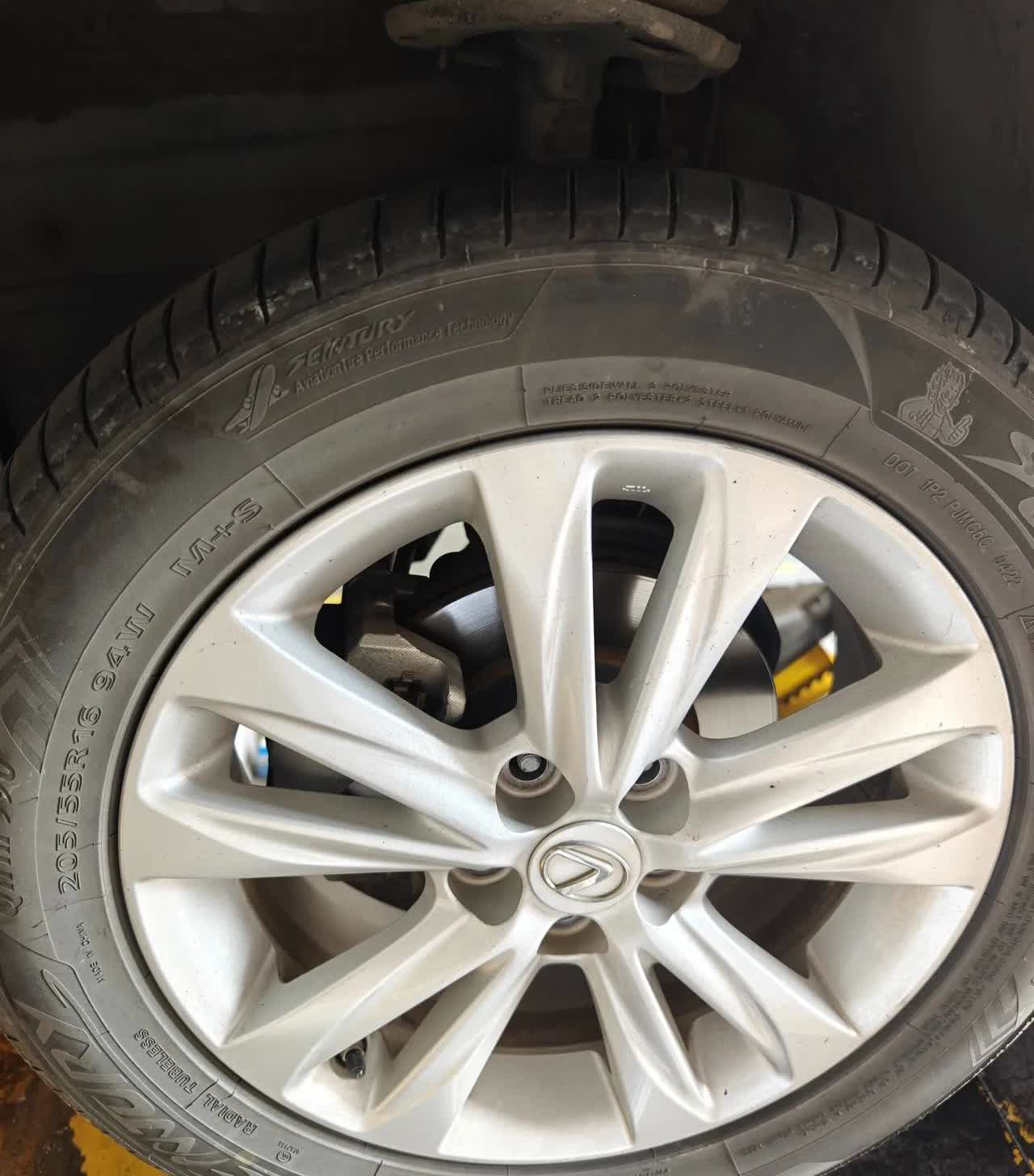 上周日开老婆的车跑了趟高速，发现向右跑偏很严重。今天开来汽修店做个四轮定位。结果