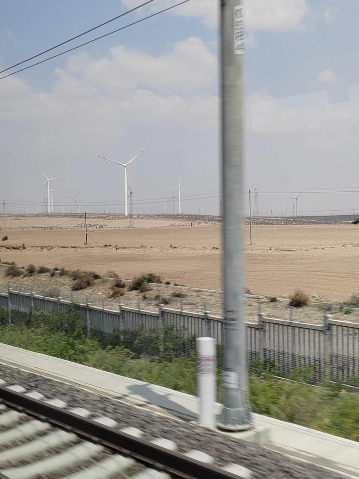 宁夏吴忠的大型风电场很有看头。就拿中核同心旧庄子30MW分散式风电项目来说，投资
