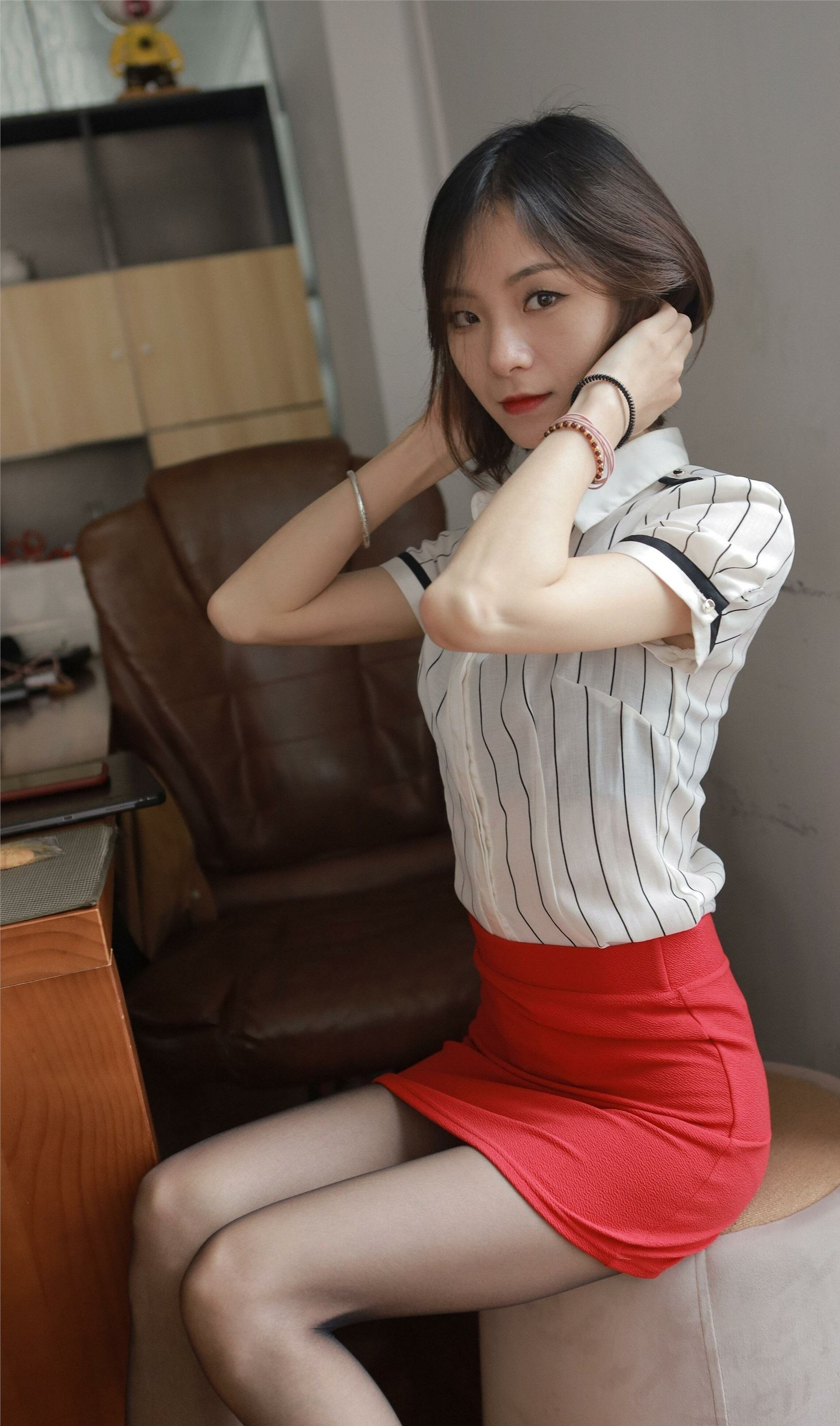 黑白条纹衬衫简约又不失经典，下搭红色短裙，干练又不失女人味