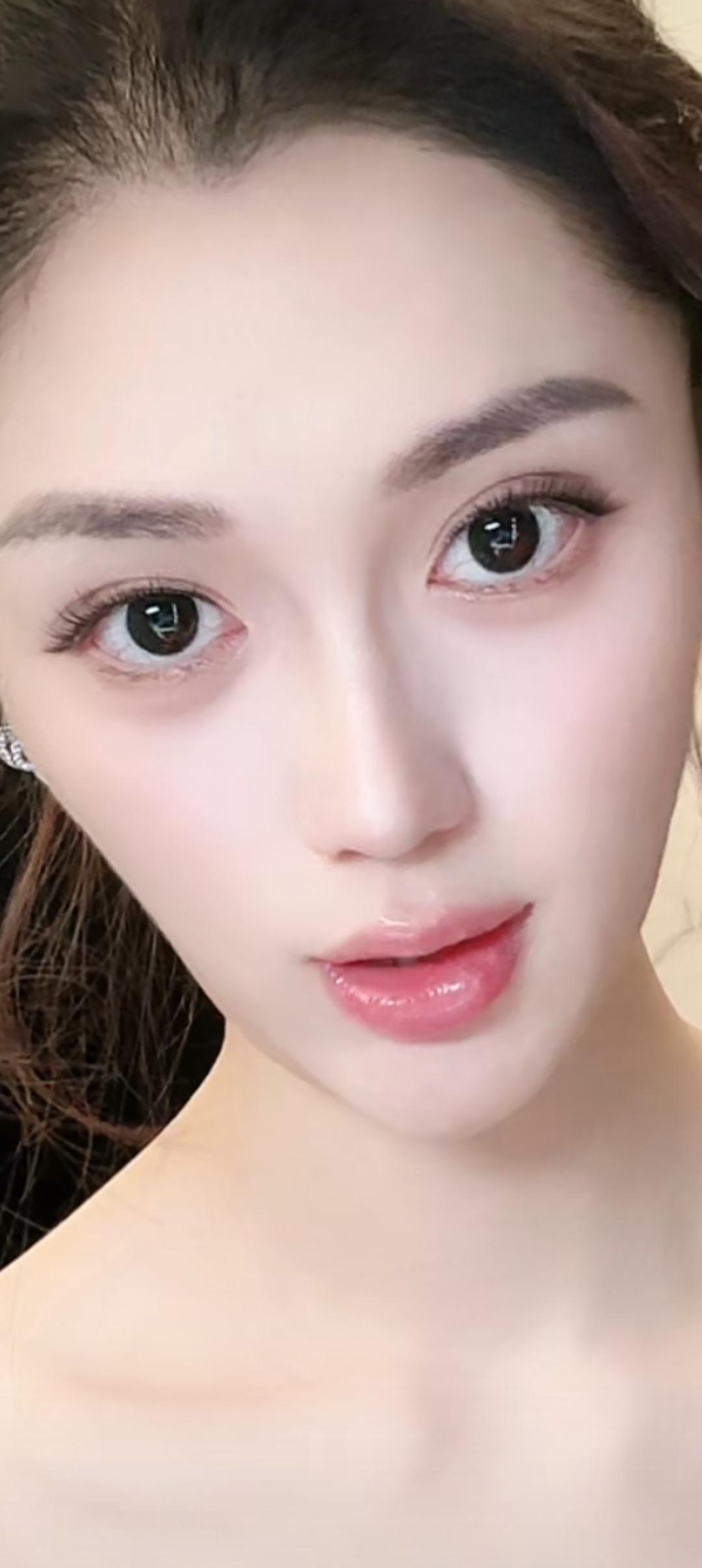 这位美女妆容精致，眼睛大而有神。