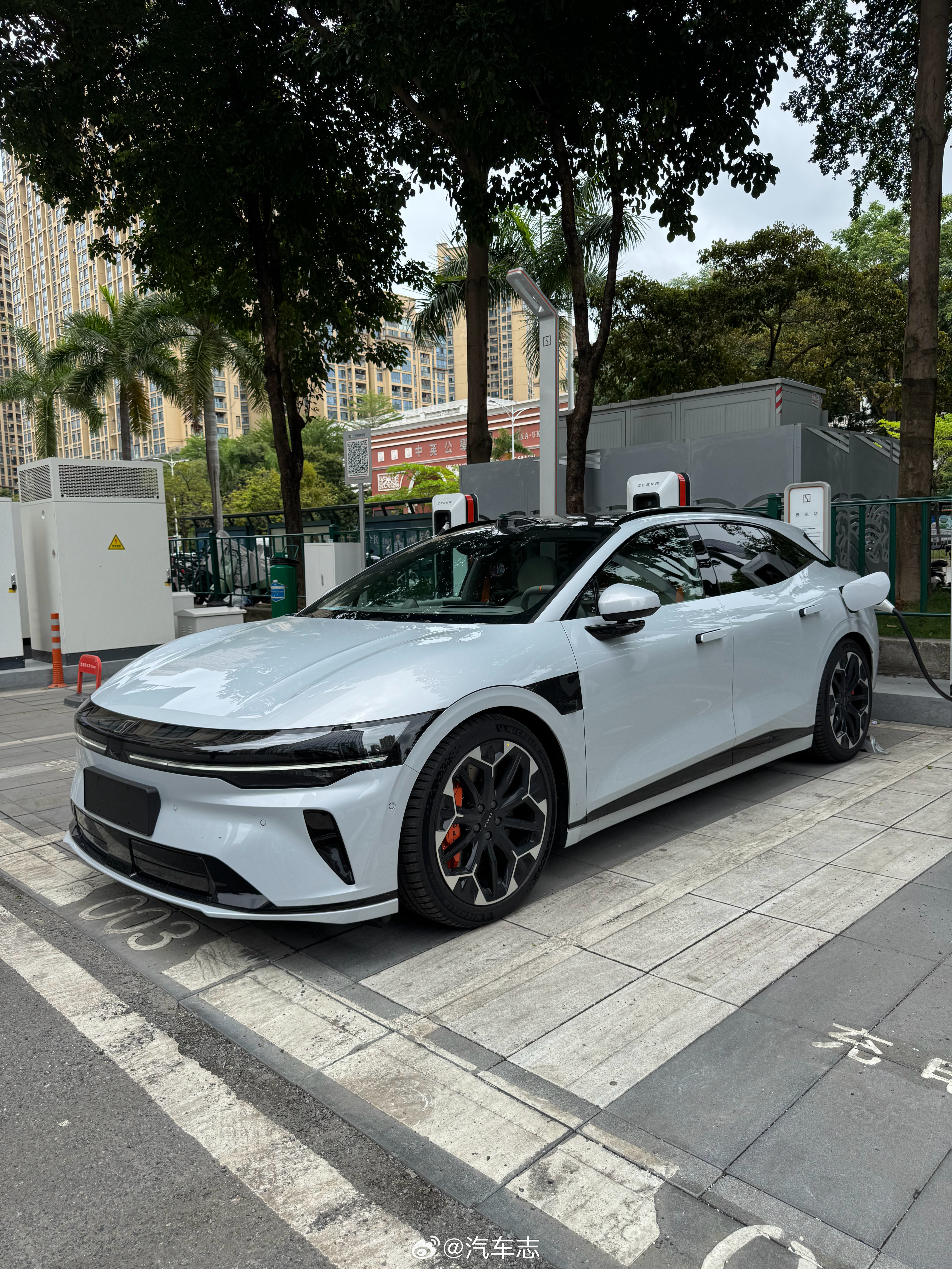 极充站，不管V1、V2、V3，用起来都好爽！[抱抱]7分钟就从20%充到80%
