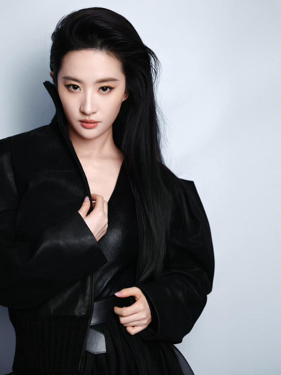 刘亦菲LV非凡之旅LouisVuitton2025秋冬系列黑色裙装​​​