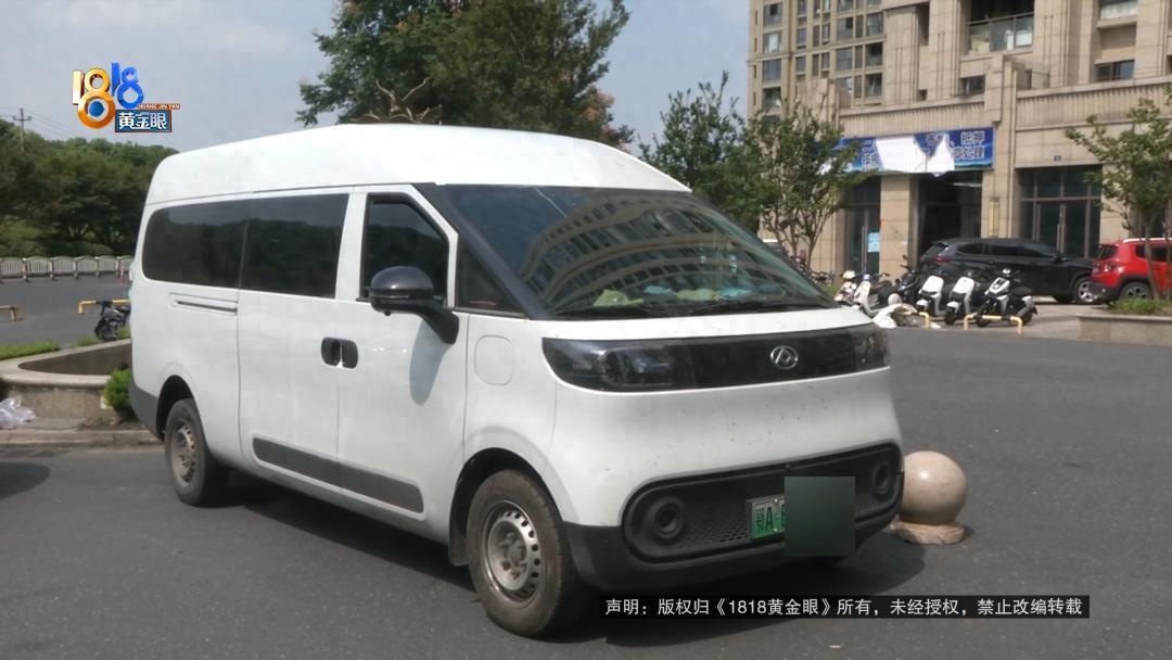 “这就有点说不通了！”浙江嘉兴，一男子开着2.18米高的面包车进入小区地库，入口