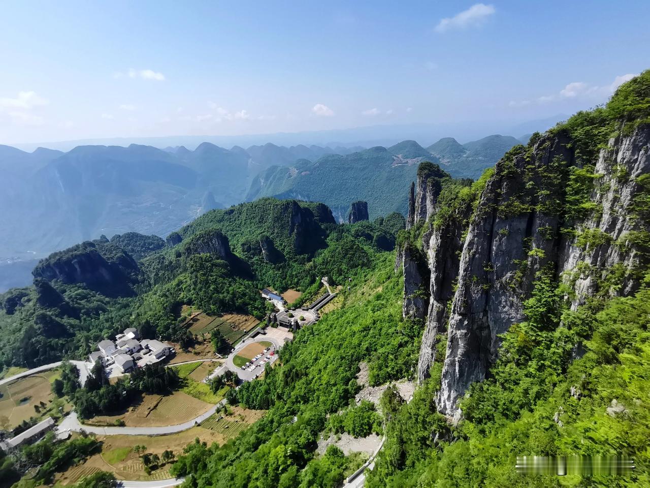 置身于绝美山水间，就像走进了一幅天然的画卷。曾去黄山，那山高耸入云，云雾缭绕其间