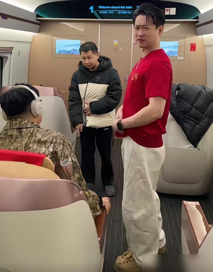 谁能想到，闹掰十六年的曹云金和何云伟，竟然在万米高空的商务舱里窄路相逢。一个红光