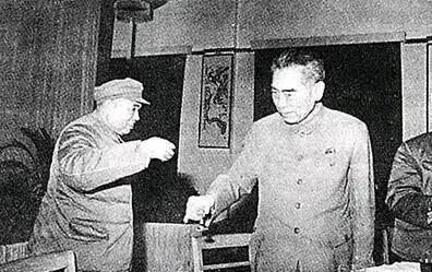 “酒神将军”许世友：一生嗜酒如命，但给自己立下了“三不喝”的规定。有人推算过，说