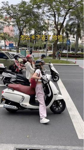 骑摩托脚够不到地怎么办？[捂脸哭]