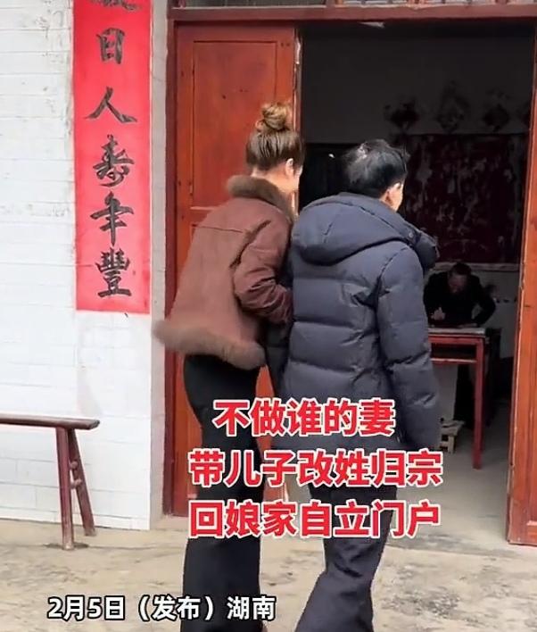 女儿离异后带娃回娘家父亲鸣鞭炮令自立门户2月5日来自湖南的消息让网友们议论